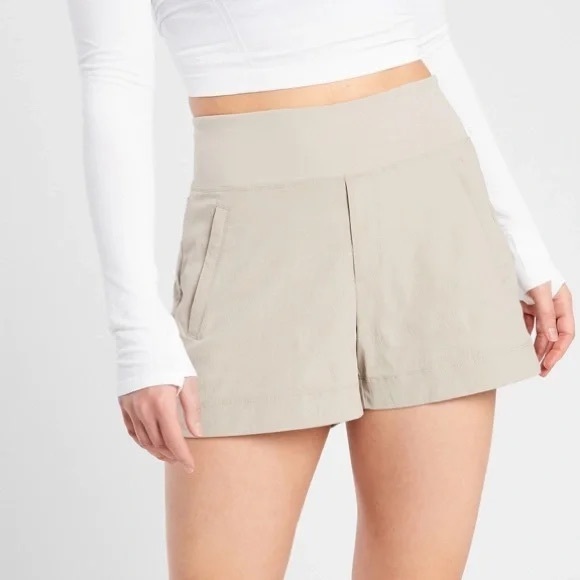 Athleta Pants - Athleta Women’s Beige Trekkie North Shorts Size 6 NWT